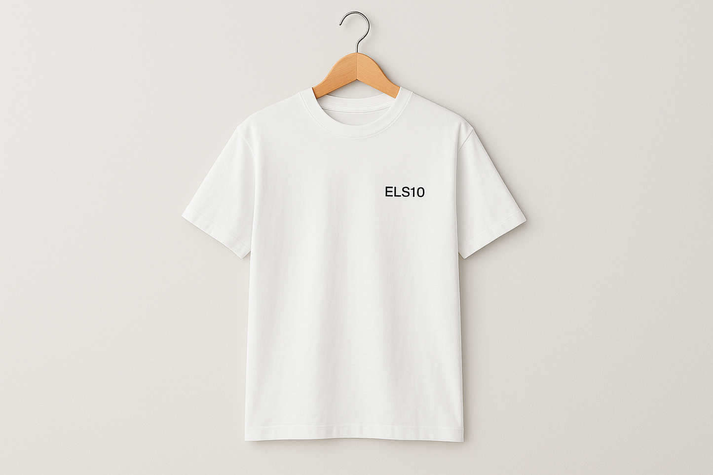 Hvid t-shirt med ELS10 logo på bøjle