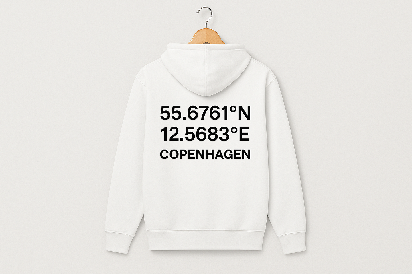 Hvid hoodie bagside med koordinater på bøjle