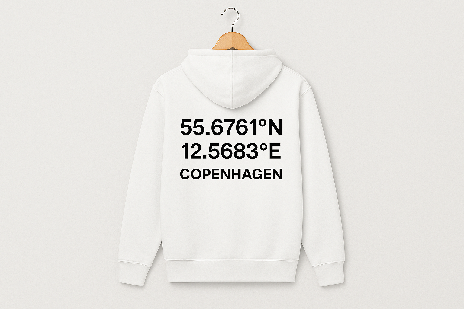 Hvid hoodie bagside med koordinater på bøjle