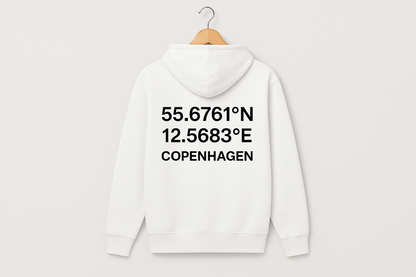 Hvid hoodie bagside med koordinater på bøjle