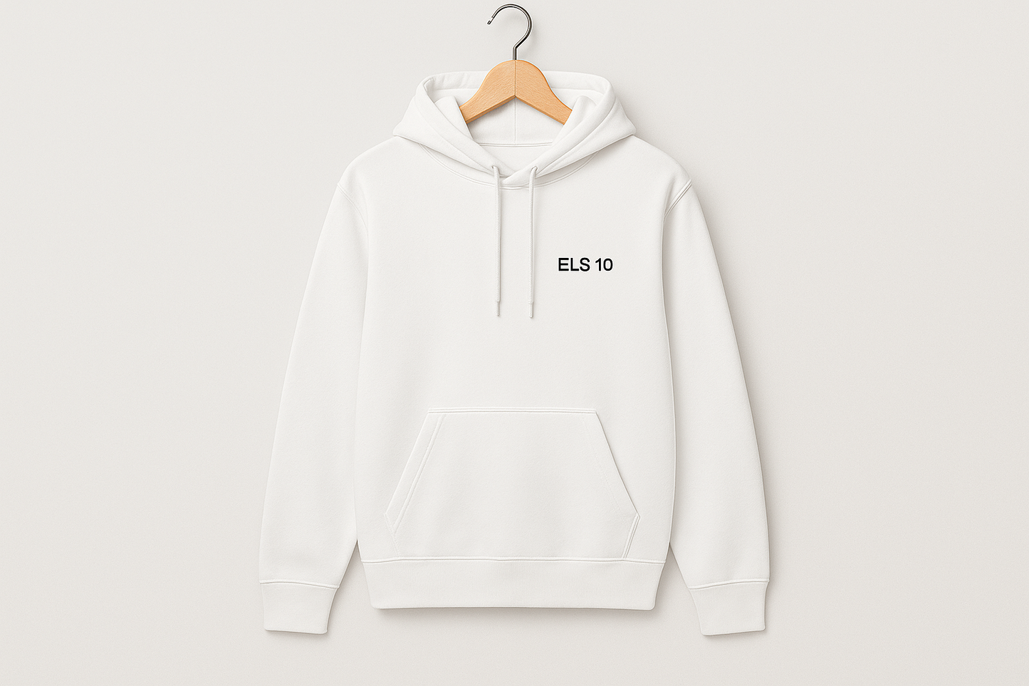 Hvid hoodie med ELS10 logo på bøjle