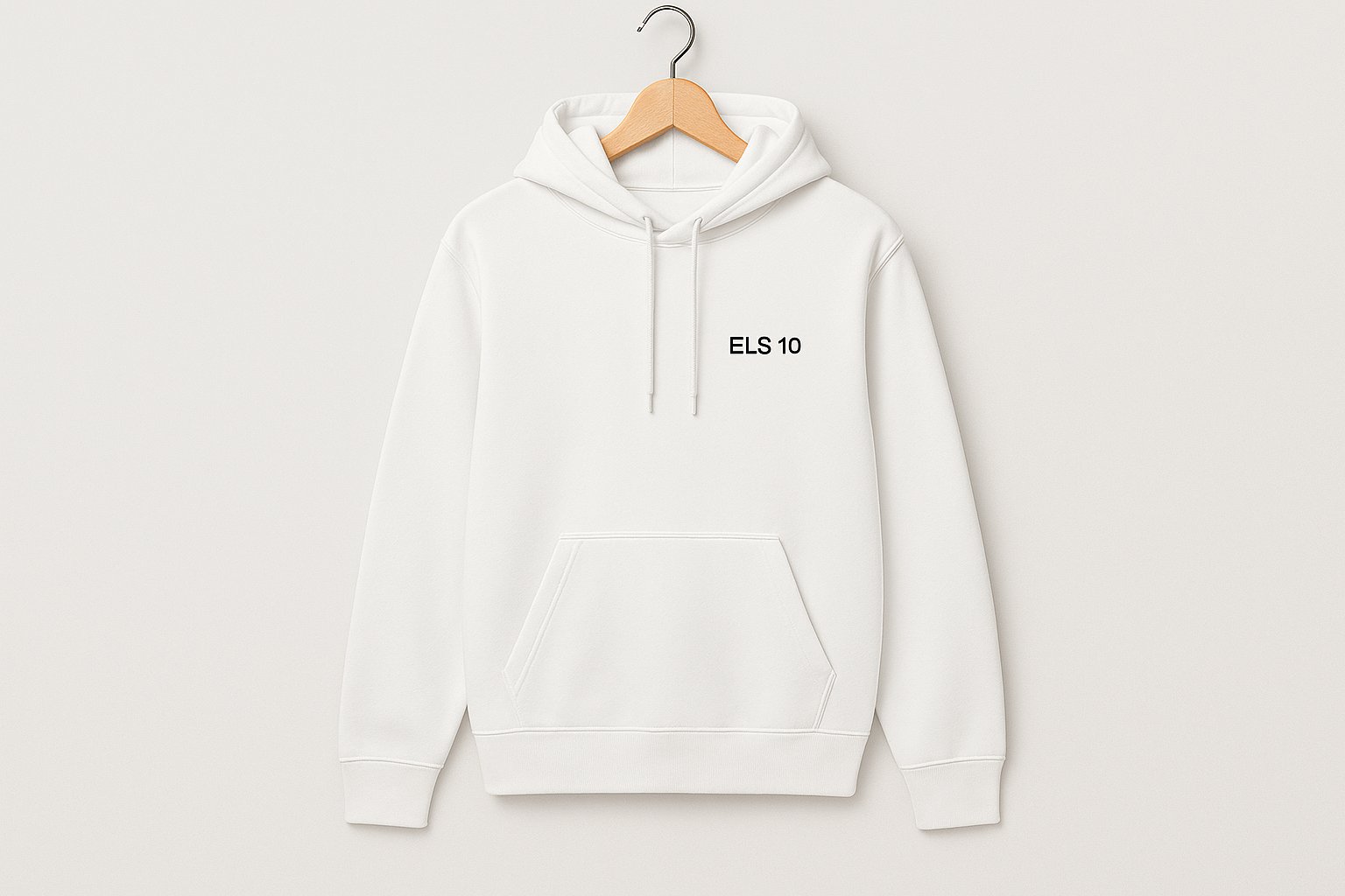 Hvid hoodie med ELS10 logo på bøjle