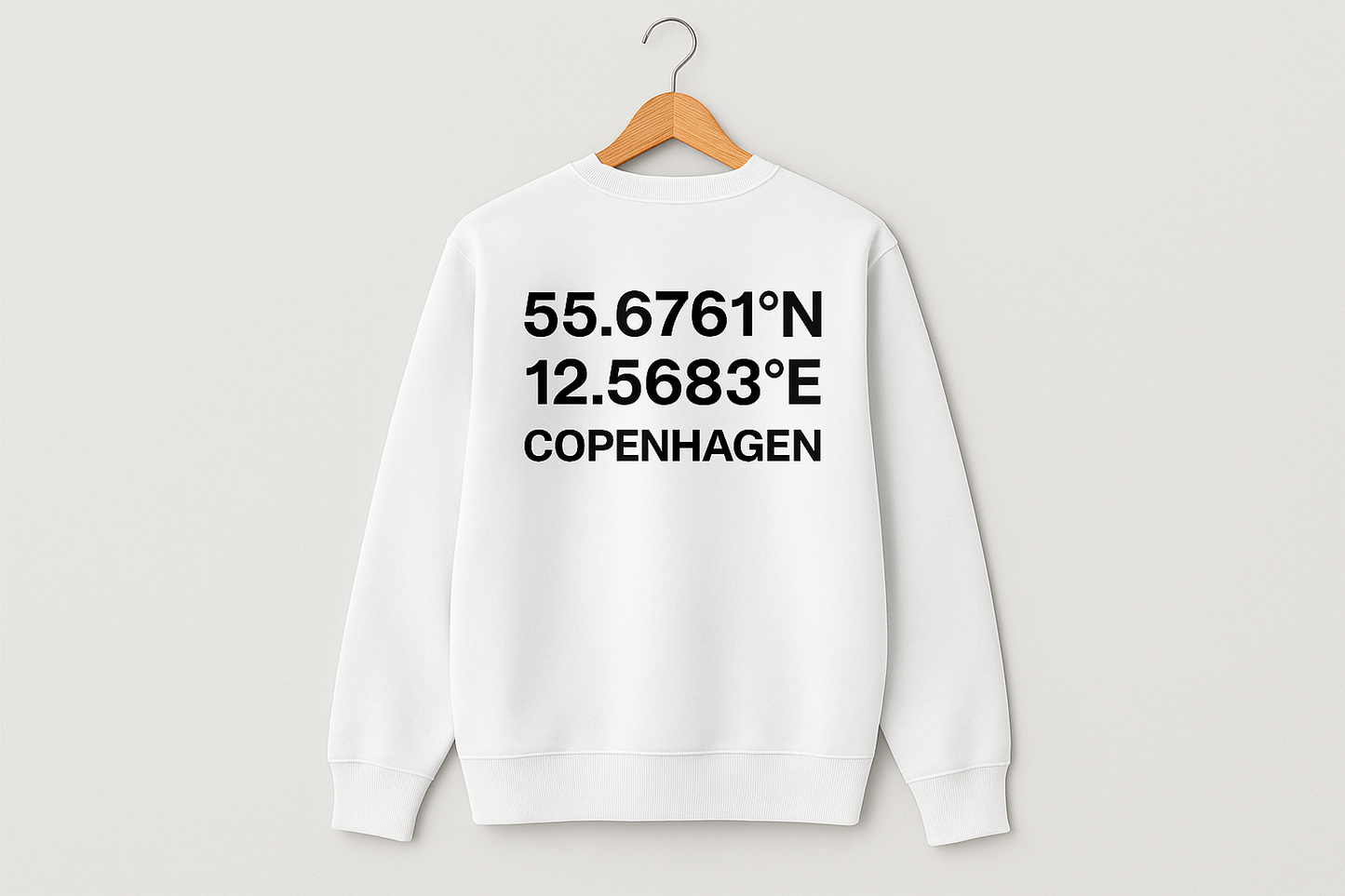 Hvid sweatshirt bagside med koordinater på bøjle