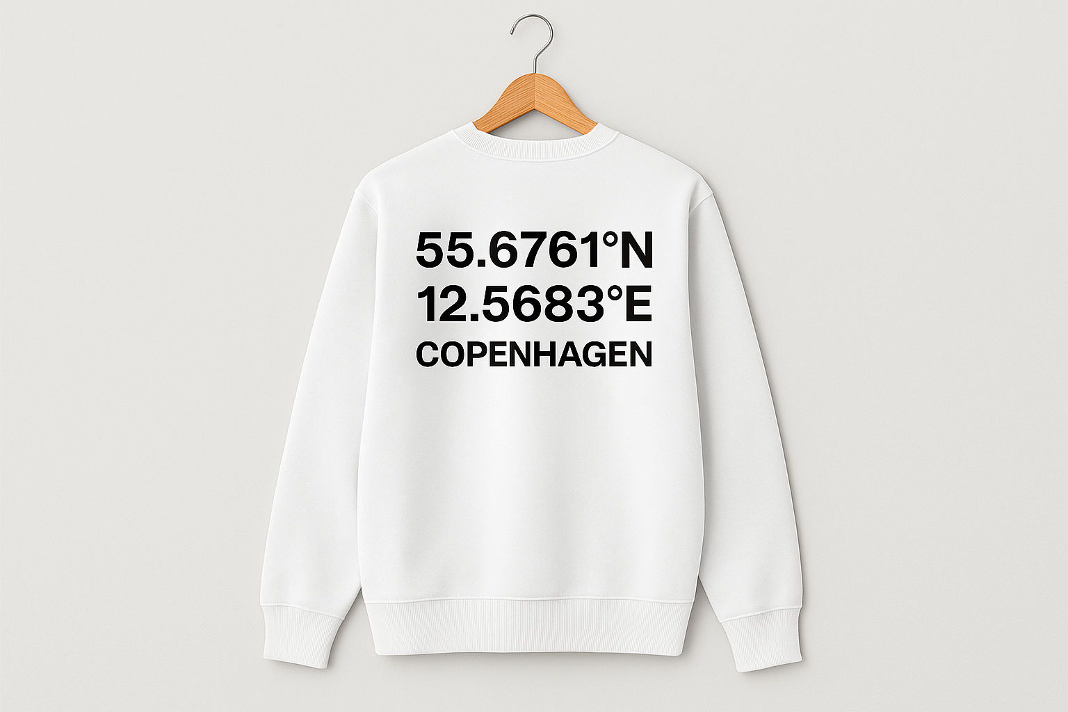 Hvid sweatshirt bagside med koordinater på bøjle