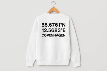 Hvid sweatshirt bagside med koordinater på bøjle