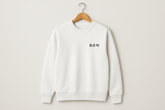Hvid sweatshirt med ELS10 logo på bøjle