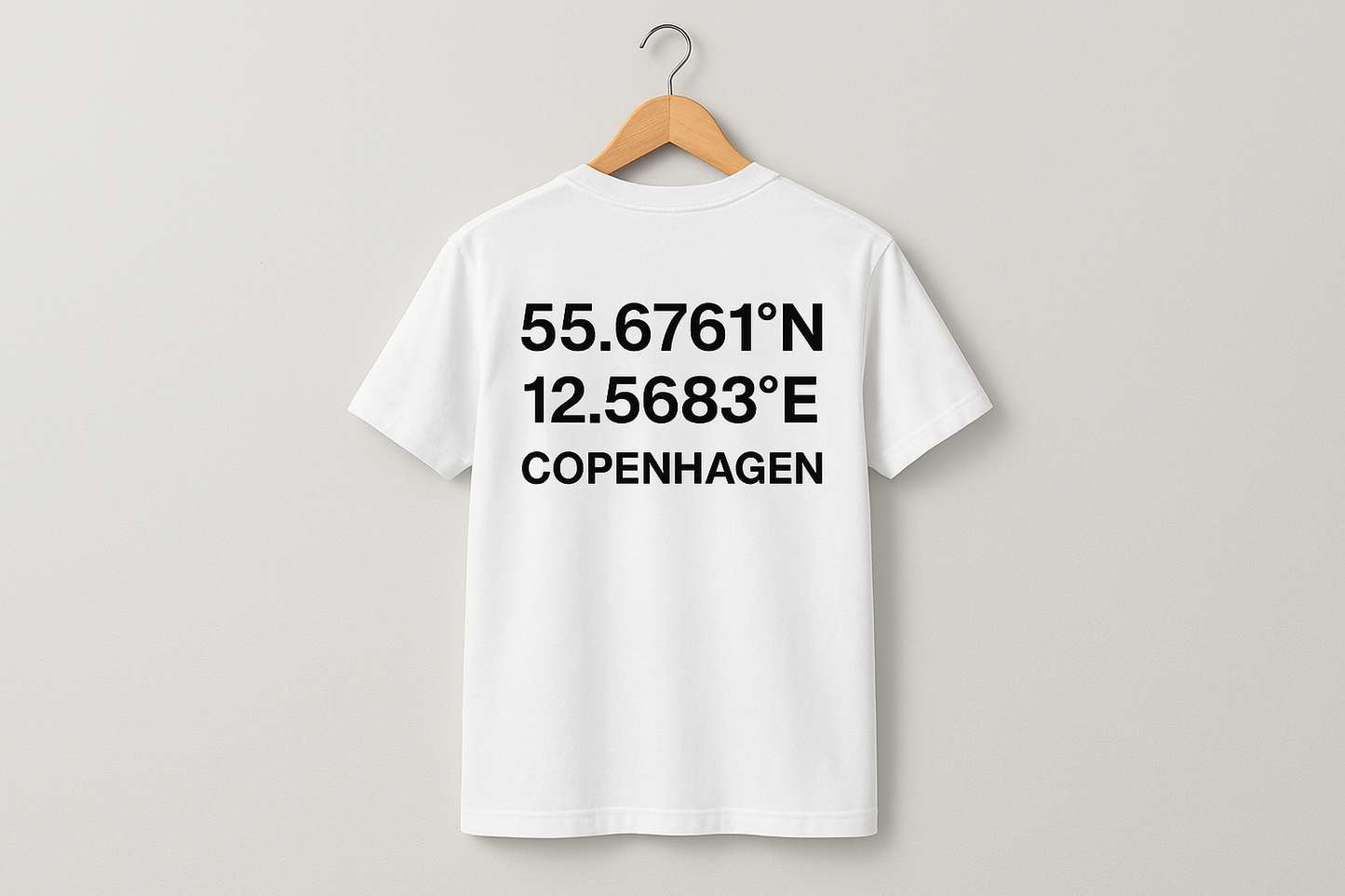 Hvid t-shirt bagside med koordinater på bøjle