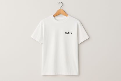 Hvid t-shirt med ELS10 logo på bøjle