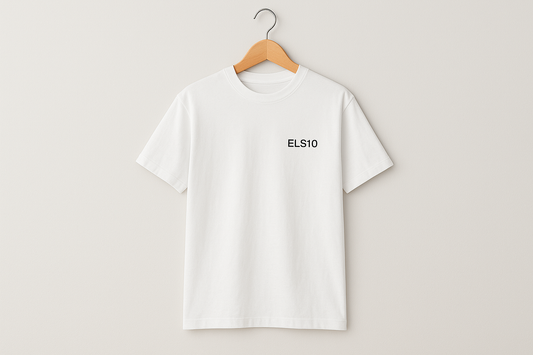Hvid t-shirt med ELS10 logo på bøjle