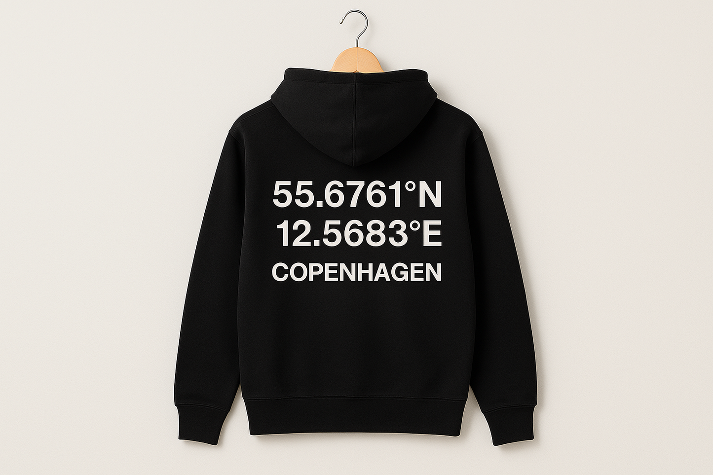 Sort hoodie bagside med koordinater på bøjle