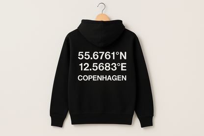 Sort hoodie bagside med koordinater på bøjle