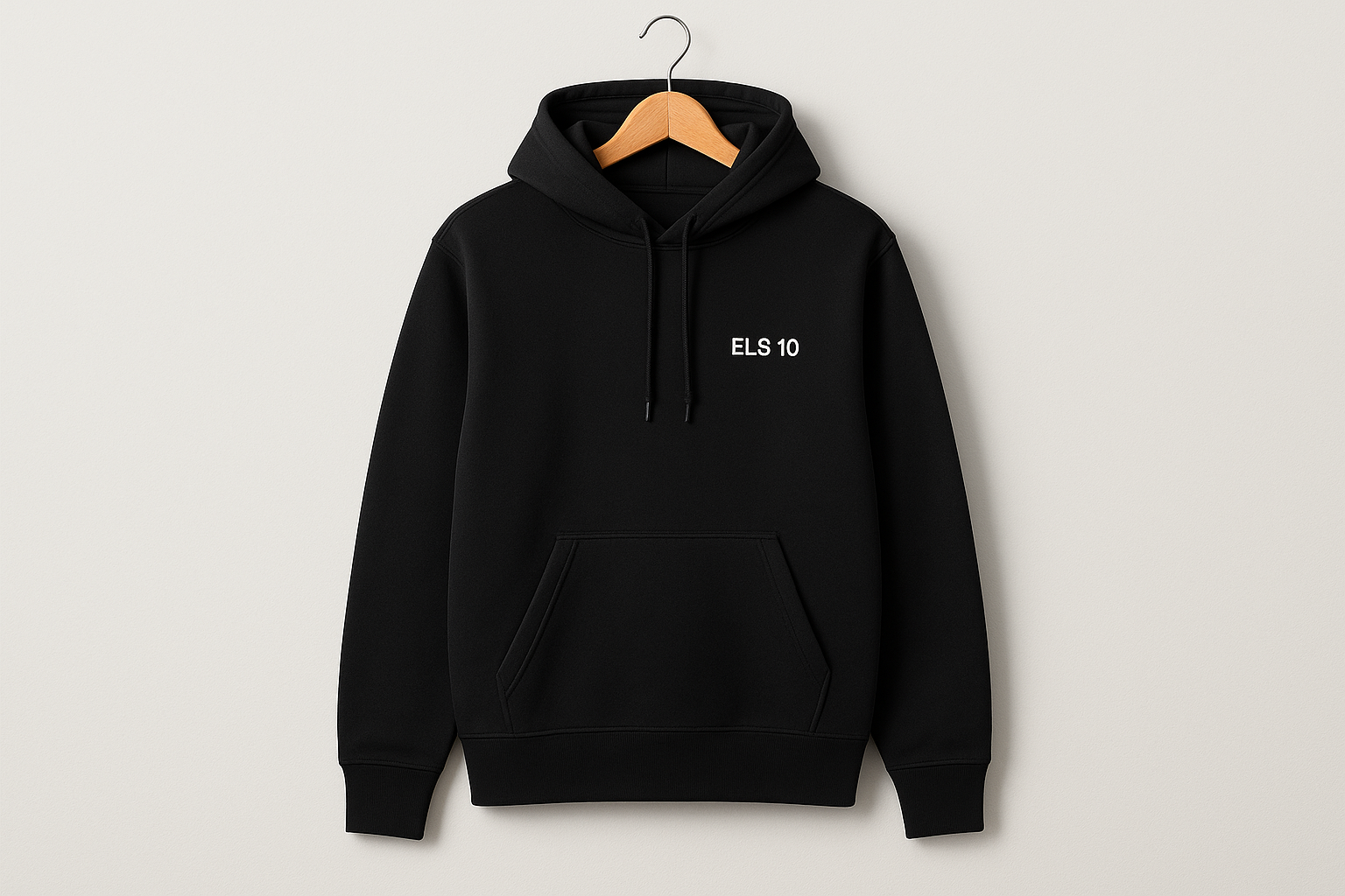 Sort hoodie forside med ELS10 logo på bøjle