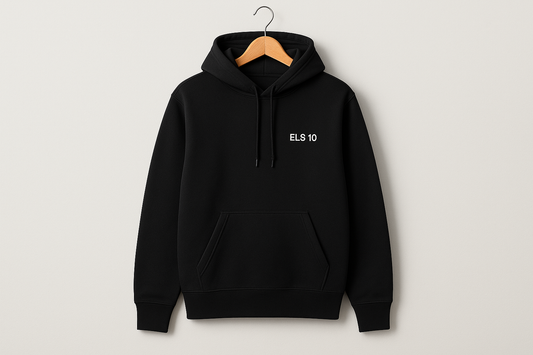 Sort hoodie forside med ELS10 logo på bøjle