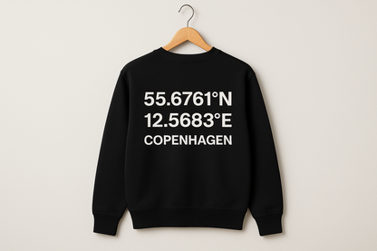 Sort sweatshirt bagside med koordinater på bøjle