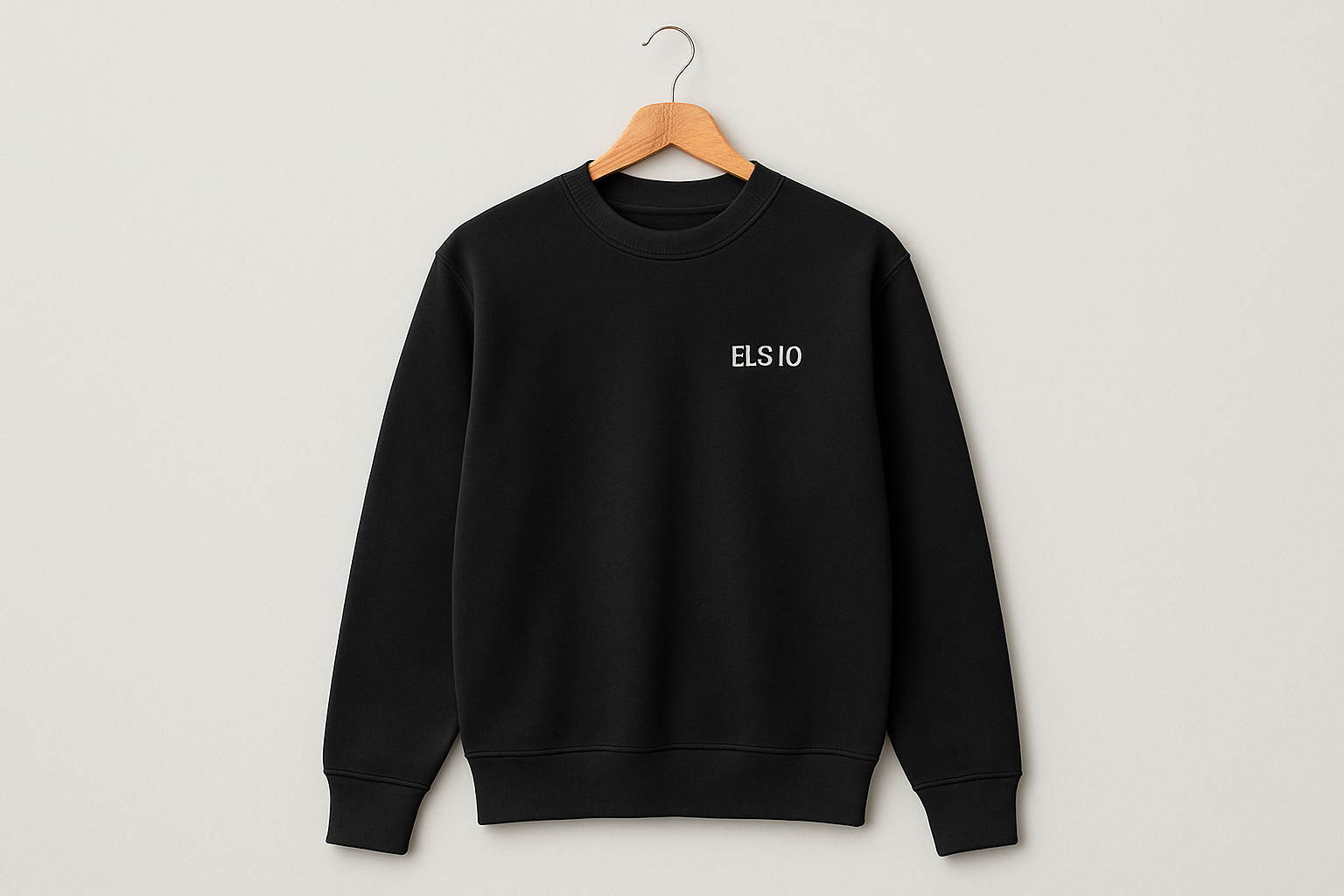 Sort sweatshirt med ELS10 logo på bøjle