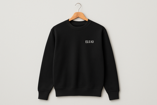 Sort sweatshirt med ELS10 logo på bøjle