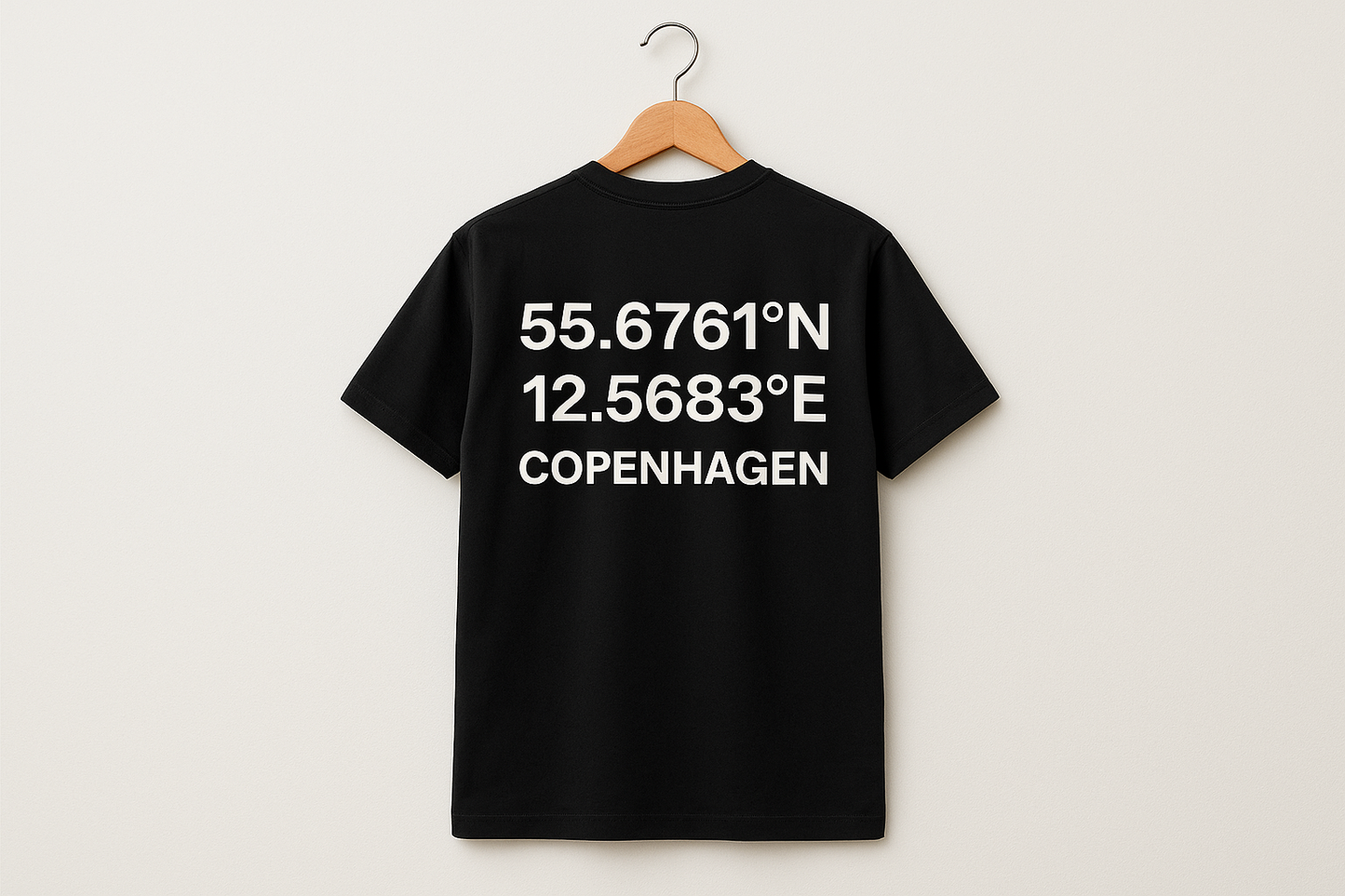 Sort t-shirt bagside med koordinater på bøjle