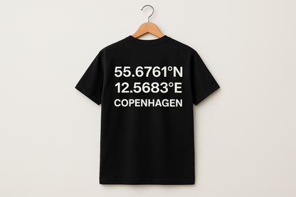 Sort t-shirt bagside med koordinater på bøjle
