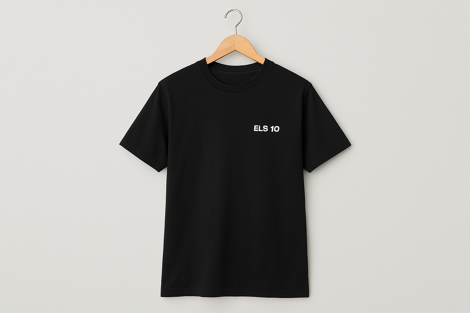 Sort t-shirt med ELS10 logo på bøjle